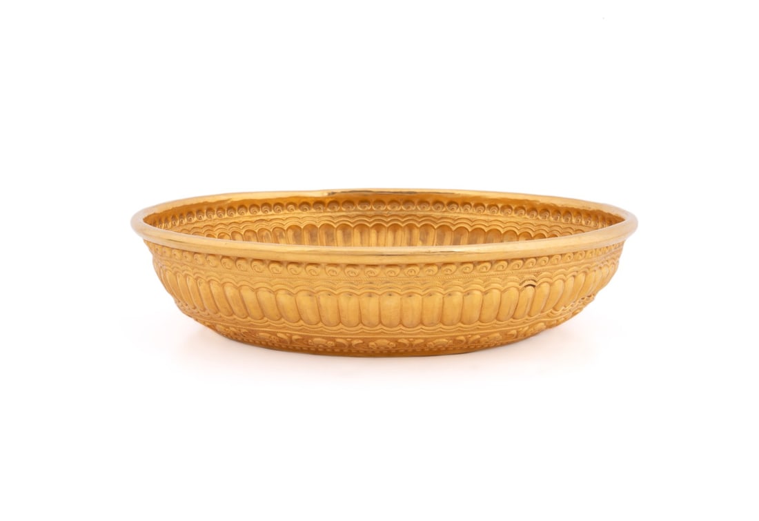 INDONESIAN GADROONED GOLD REPOUSSE BOWL: Southeast Asian, Indonesian (Javanese) Gold repousse bokor / offering bowl, with gadrooned border and brass ring under rolled rim, stamped "189 GR / 22K" to underside. Provenance: The Estate of Edward