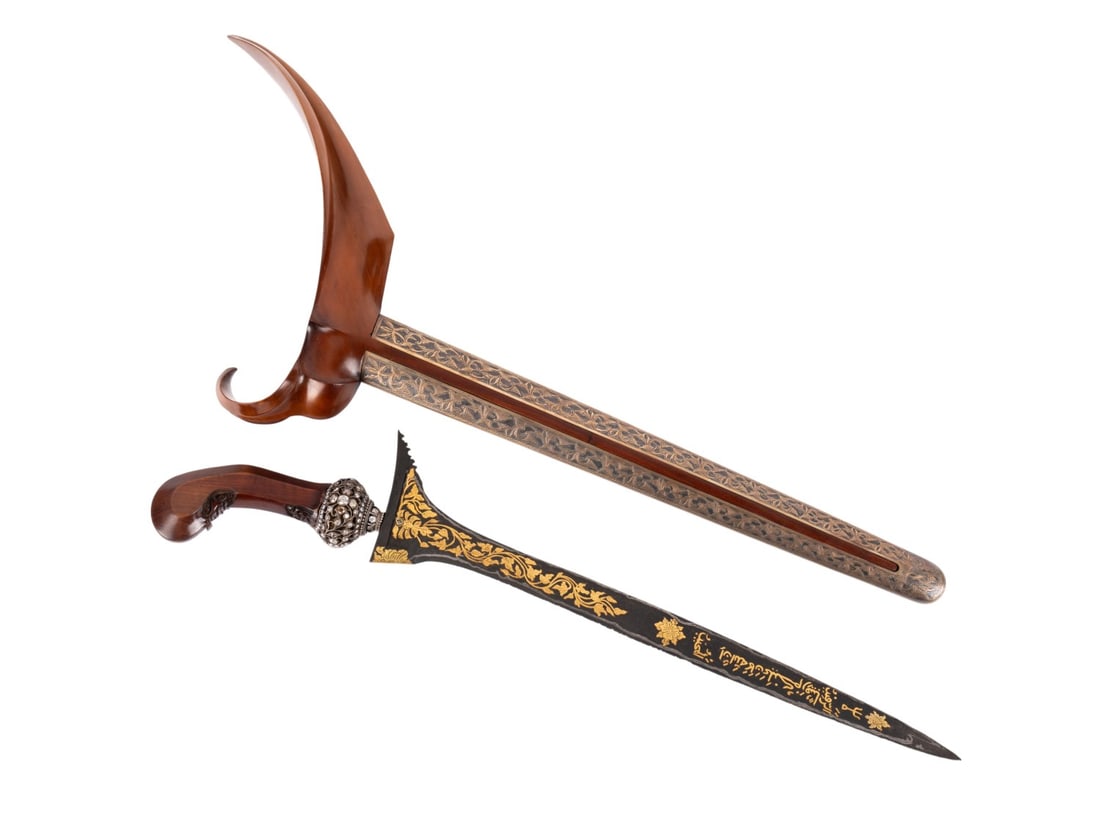 JAVANESE KRIS, COAT OF ARMS, ARABIC, GOLD/DIAMONDS: Southeast Asian. Indonesian presentation Javanese Kris / Keris gold damascene decorated blade, Islamic Arabic motto "God protects us...", diamond set ferrule, niello-style decorated scabbard.