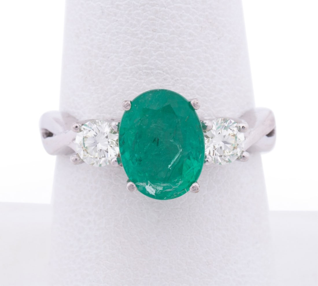 EMERALD AND DIAMOND RING SET IN 18K WHITE GOLD (1 of 6)