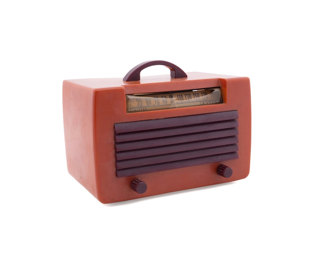 GENERAL ELECTRIC MODEL L-570 CATALIN RADIO (1 of 9)