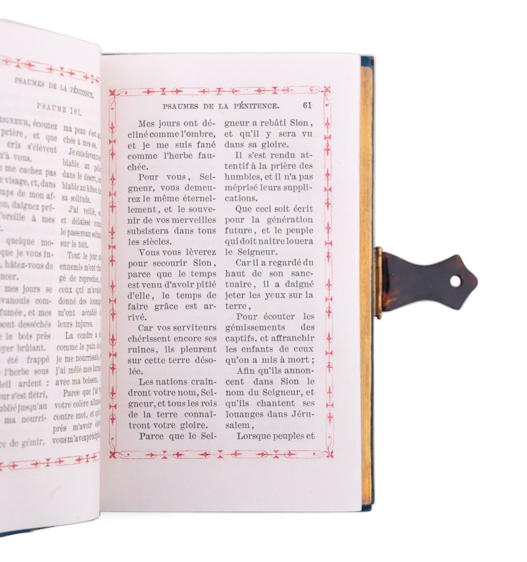 FIVE ASSORTED SHELL & FAUX SHELL PAINTED OBJECTS - 19