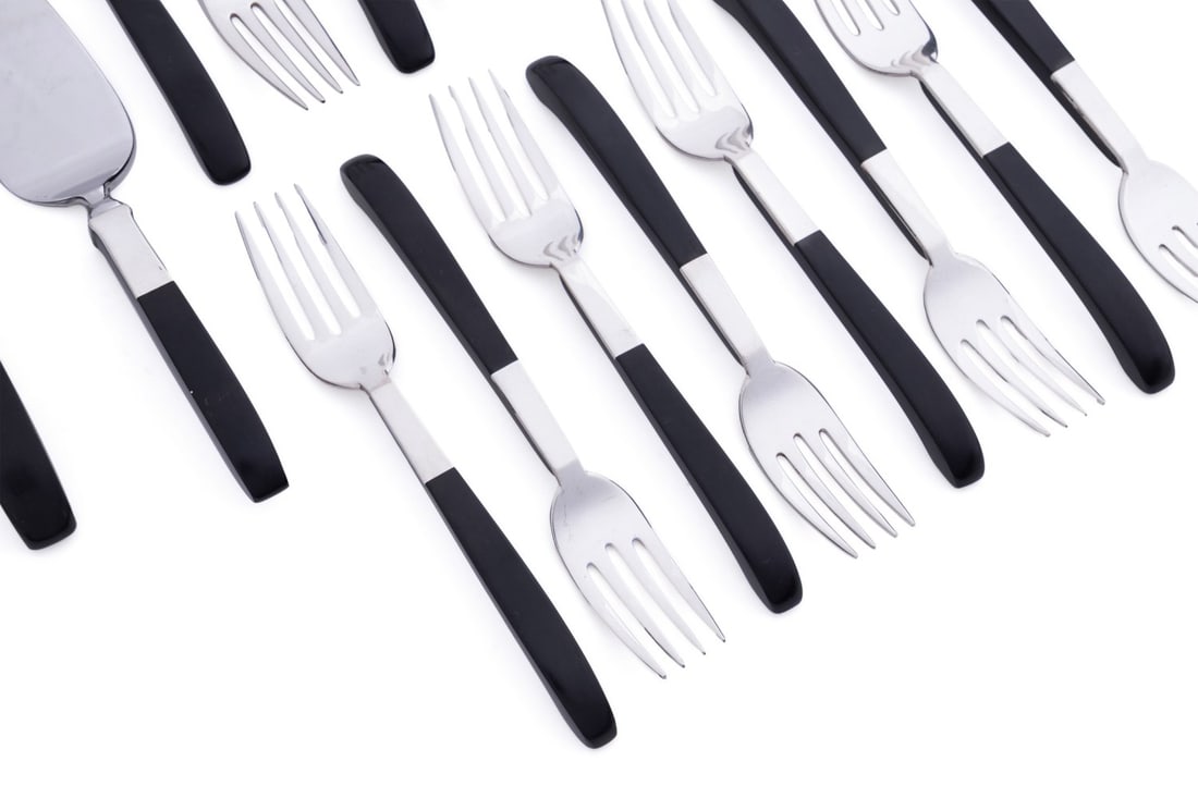 LUNT, 'CONTRAST' SILVER FLATWARE FOR 8 - 4
