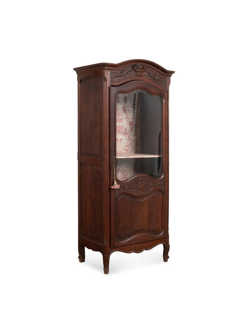 Louis XV Brunschwig Toile Lined Bonnetiere, 19th: Louis XV Style Brunschwig Toile Lined Bonnetiere 19th Century, French Provincial oak bonnetiere vitrine in the Louis XV taste, having a curved overhanging cornice, floral basket decoration, glazed and
