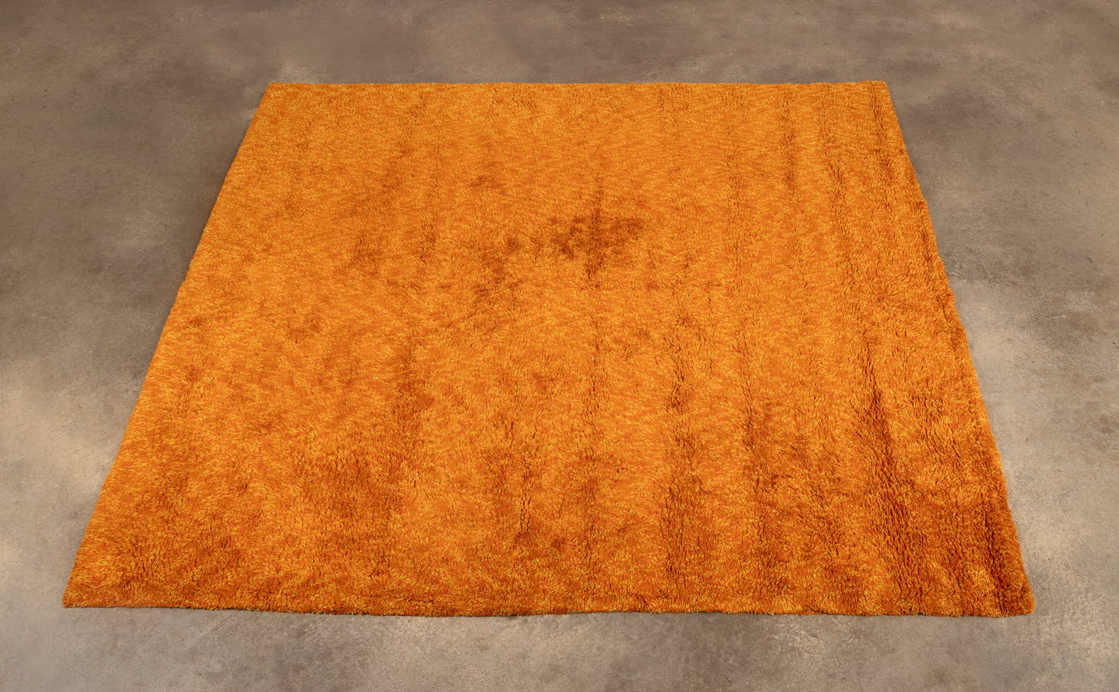 Lg. V'Soske Wool Shag Pile Area Rug, 1960s/1970s: V'Soske Large 100% Wool Shag Pile Area Rug Late 1960s/early 1970s V'Soske (American, founded 1924). Composed of 100% virgin wool skein-dyed and hand-tufted in tones of orange, ochre, and beige, approp