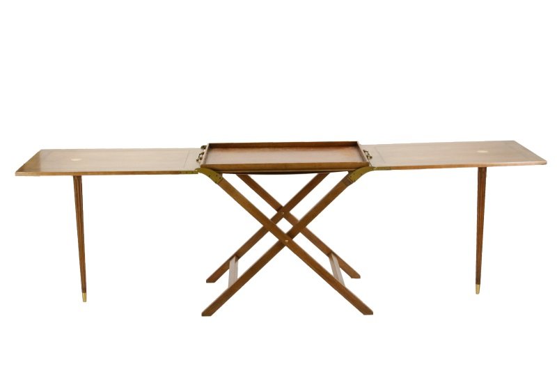 Campaign-Style Mahogany Hunt Table by Baker: Campaign style mahogany hunt table by Baker Furniture, the rectangular tray top with a enclosed gallery and brass handles, removing to fold-out leaves, each fitted for a single screw-in turned circula