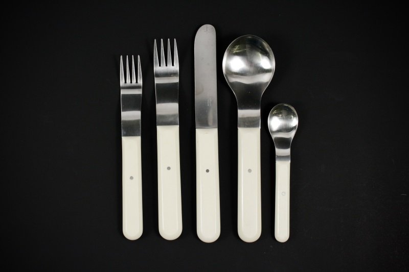 David Mellor "Chinese Ivory" Flatware, 29 Pcs (1 of 6)