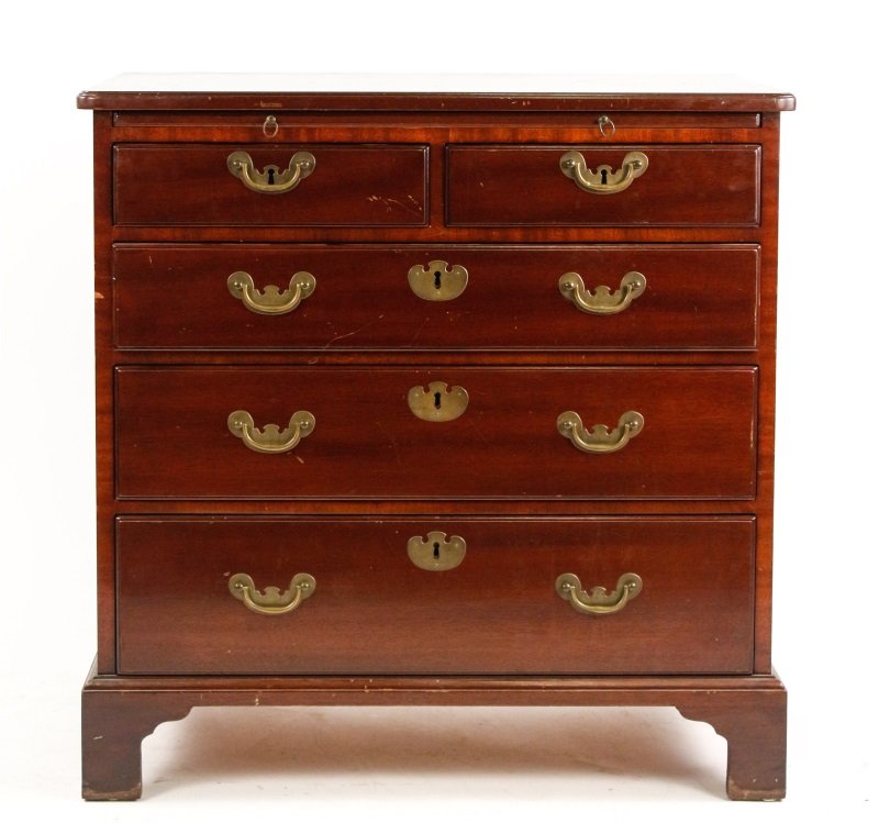 Williamsburg Restoration Chest of Drawers (1 of 10)