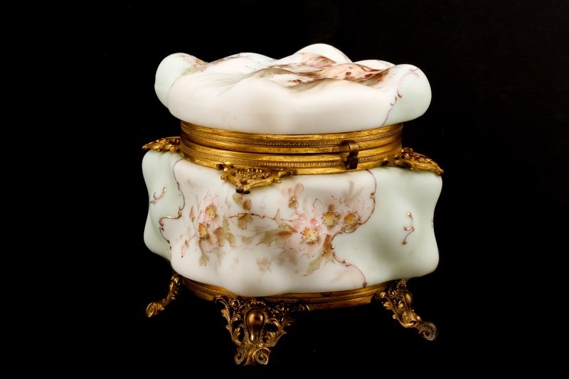 Early Wave Crest Egg Crate Hinged Dresser Box (1 of 9)