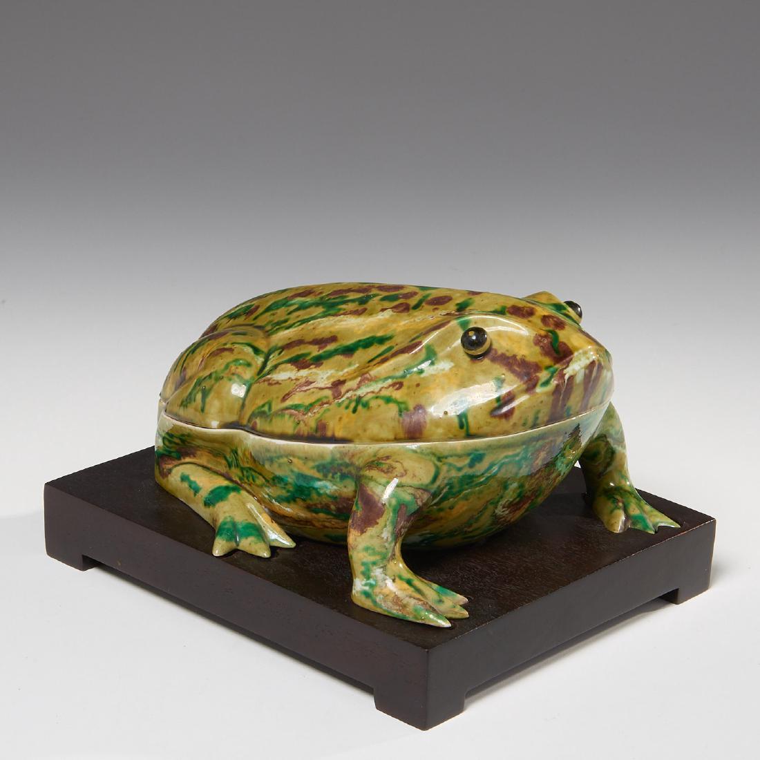 Chinese Export porcelain frog box and cover (1 of 7)