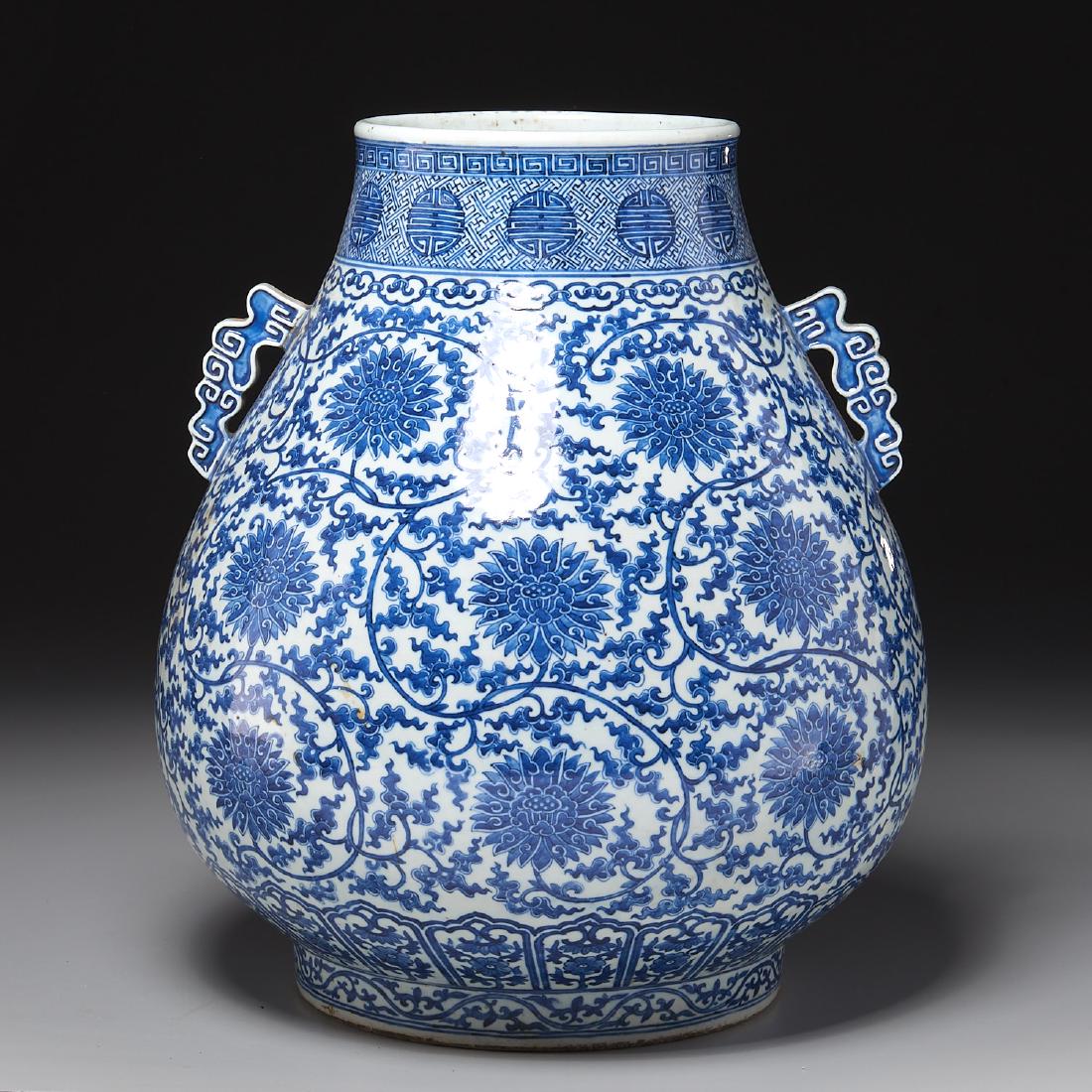 Large Qianlong blue and white floral vase (1 of 10)