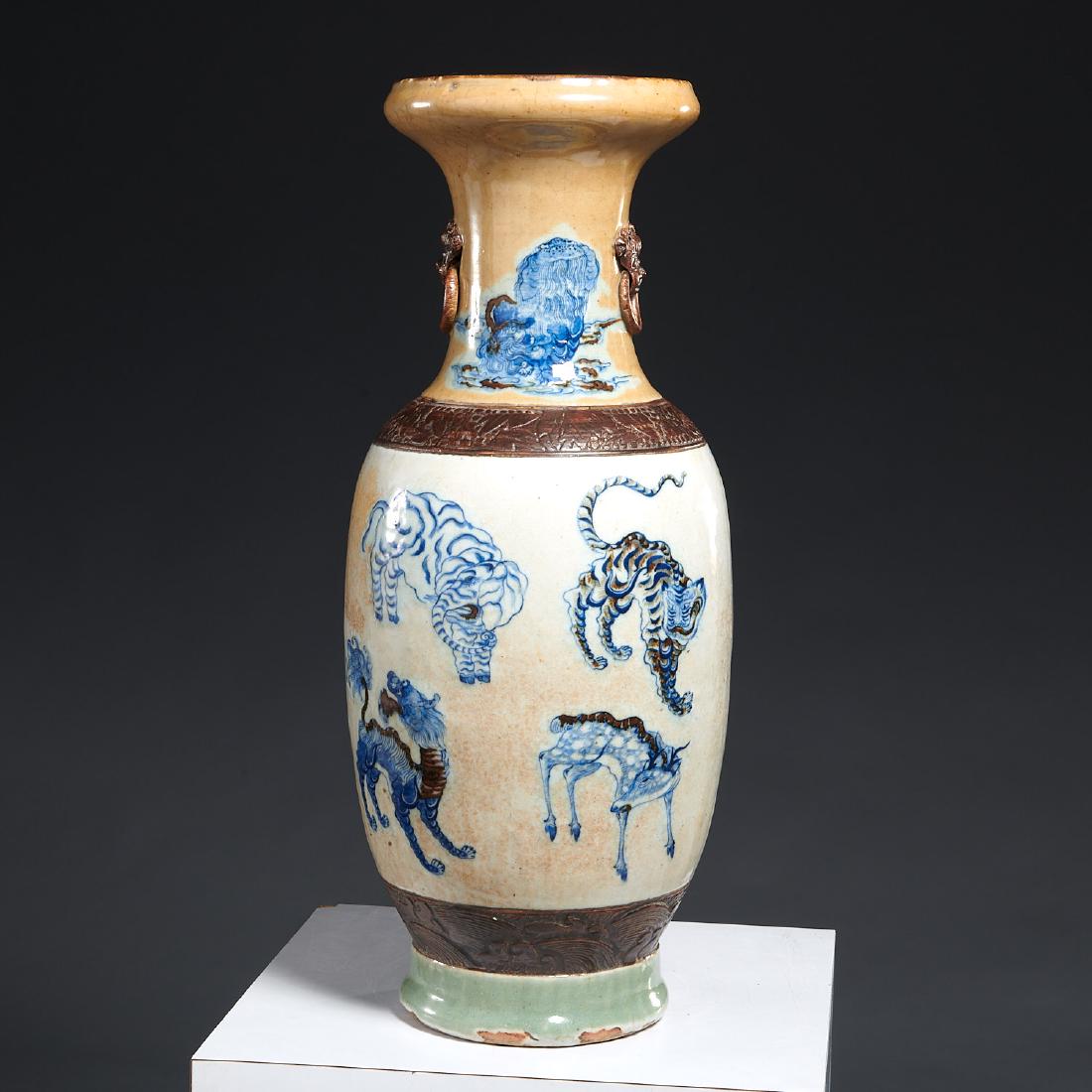 Large Chinese blue and white vase (1 of 8)