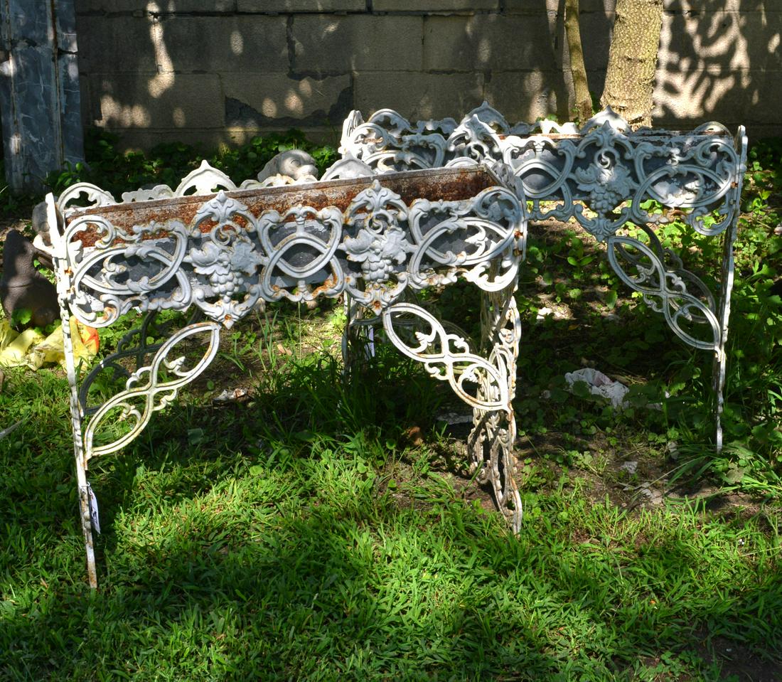 Nice old pair cast iron grape vine planters (1 of 8)