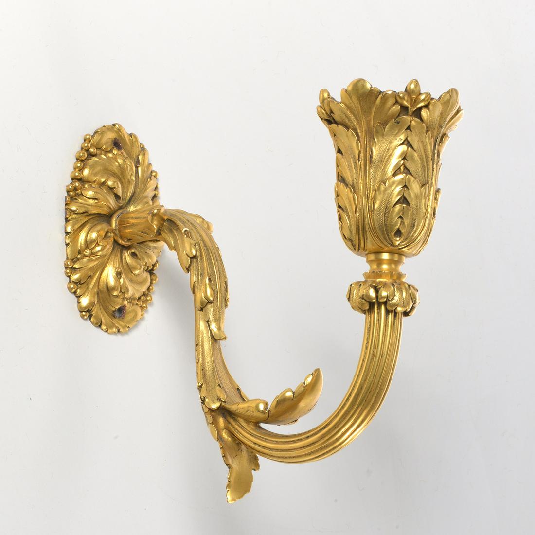 Finely cast dore bronze acanthus leaf wall sconce: Finely cast dore bronze acanthus leaf wall sconce, 20th c., single arm, unmarked, 7"h x 2.5"w x 7.5"d