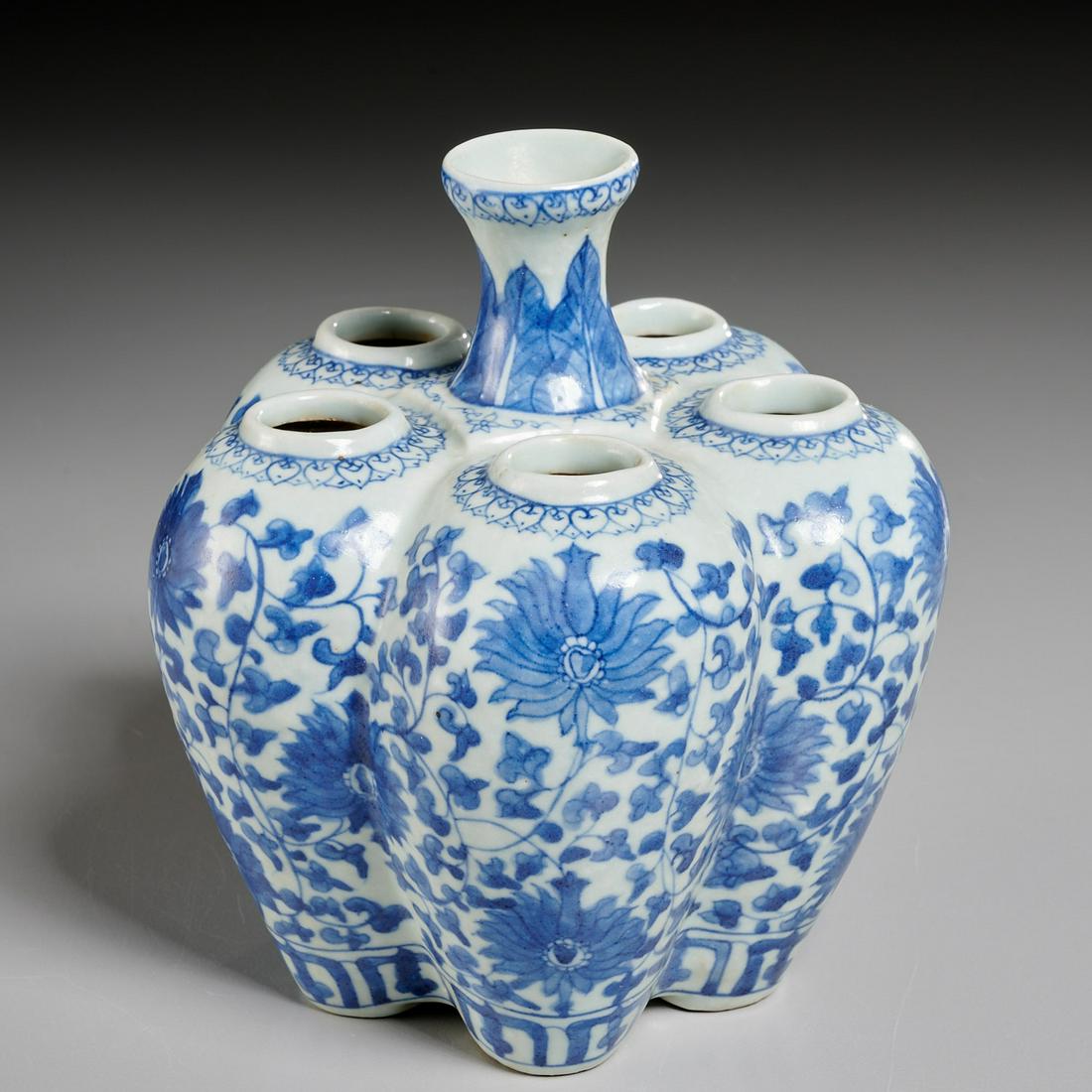 Chinese Export blue and white crocus or tulip pot (1 of 5)