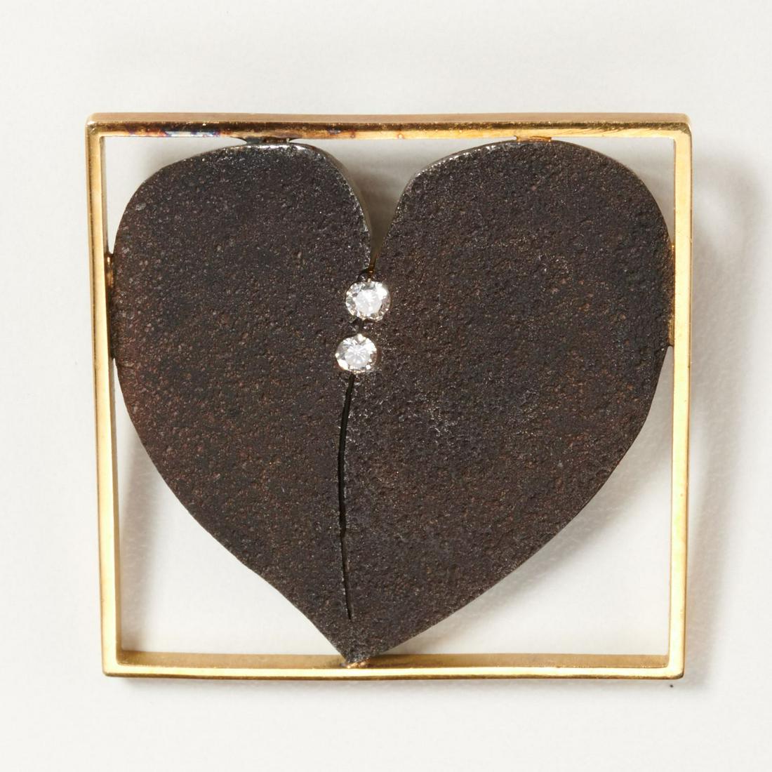 Pat Flynn heart pin set in 18k yellow gold: Pat Flynn heart pin set in 18k yellow gold, 20th c., "broken" heart connected with (2) diamonds and framed in gold, with artist signature and marked 18k, approx. 1.25" dia., 5.5 dwt (total)