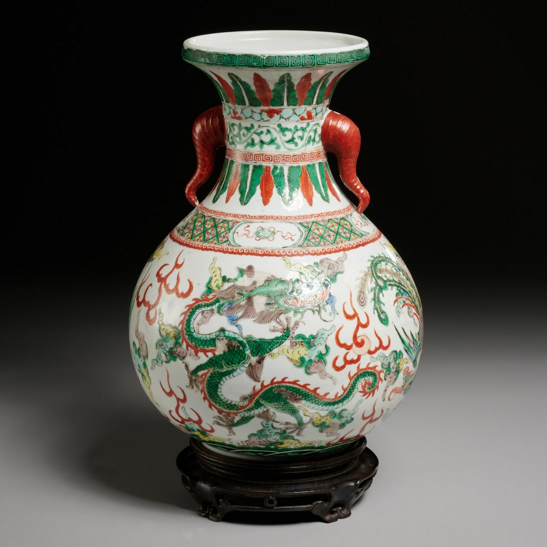 Chinese Wucai Yuhuchunping dragon vase (1 of 8)