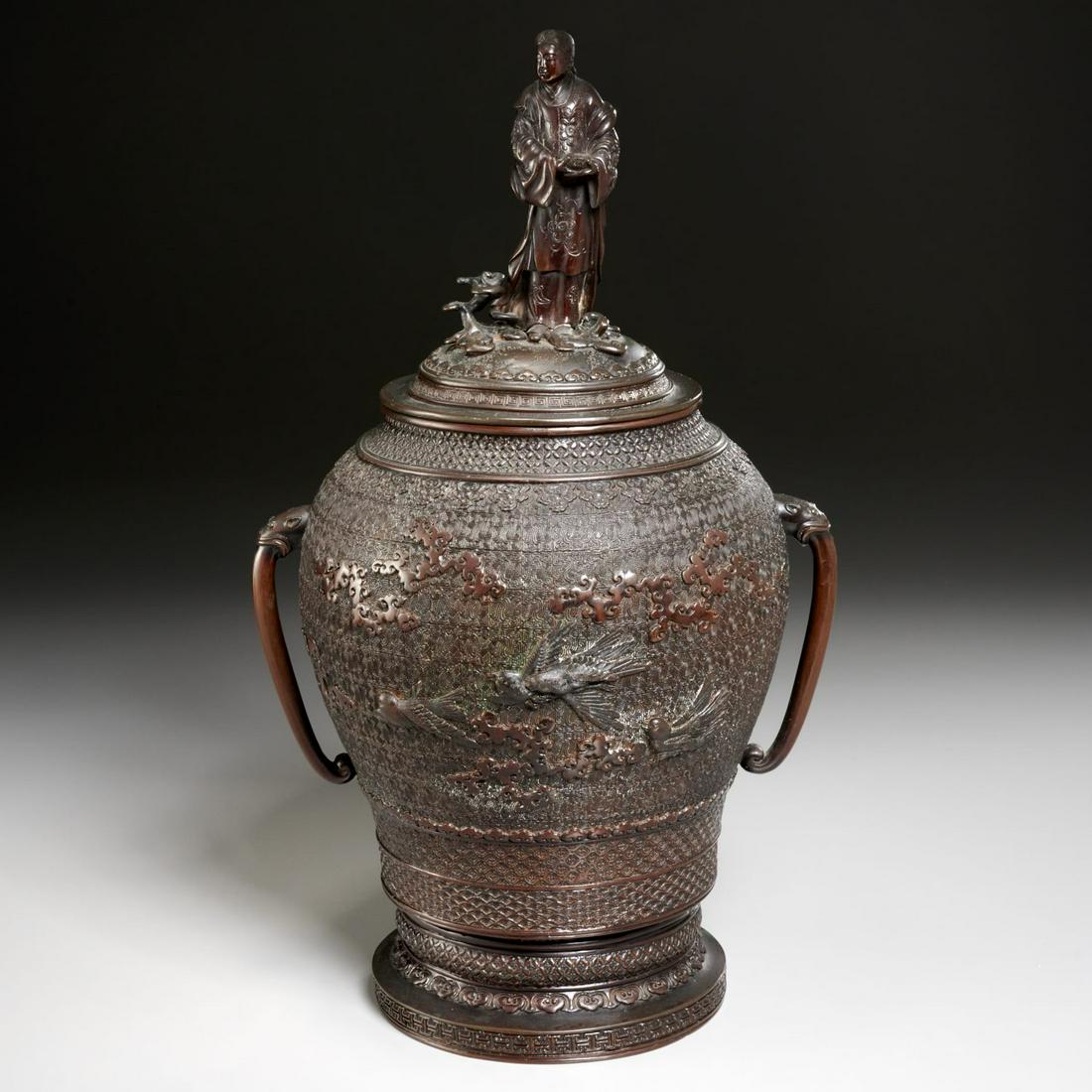 Fine Japanese Meiji bronze urn and cover (1 of 8)