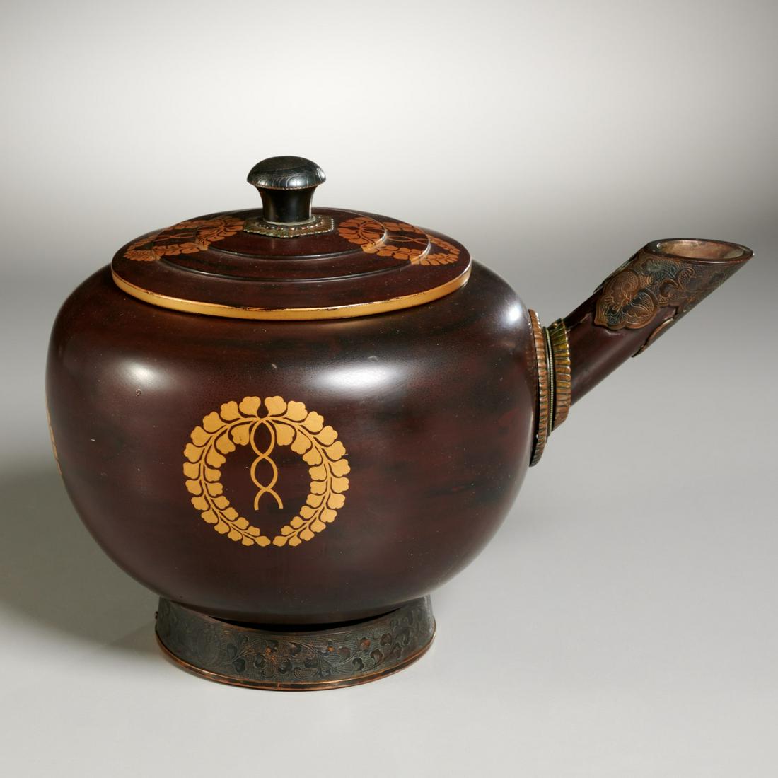 Japanese lacquered teapot with Royal crest (1 of 7)