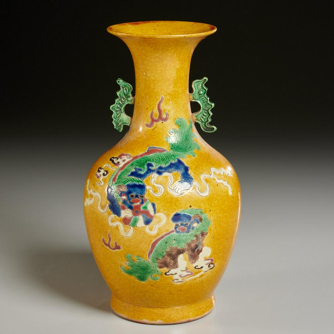 Chinese Sancai foo dog Yuhuchunping vase (1 of 6)