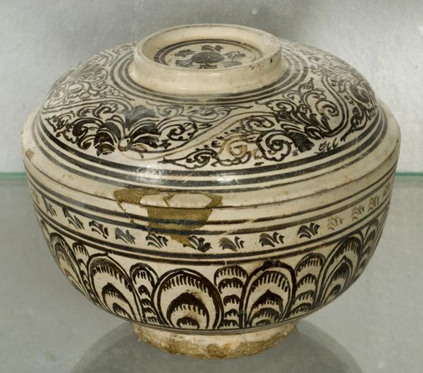 Antique Sukhothai stoneware bowl and cover: Antique Sukhothai stoneware bowl and cover, Probably 15th Century, decorated with foliate scrolls and lotus petal designs, 5.5"h x 7"dia. Provenance: The Doris Duke Foundation