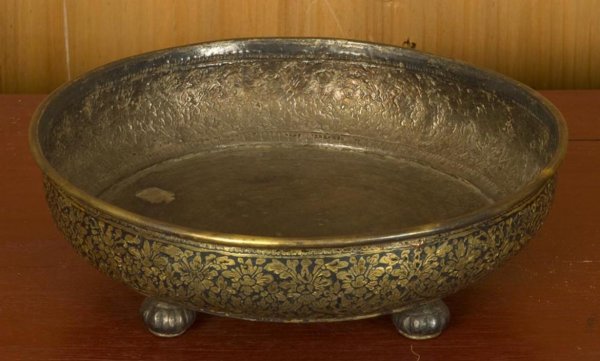 Antique Thai silver niello offering dish: Antique Thai silver niello offering dish, 19th Century, with molded rim and all-over floral decoration on turned feet, 2.75"h x 9"dia. Provenance: The Doris Duke Foundation