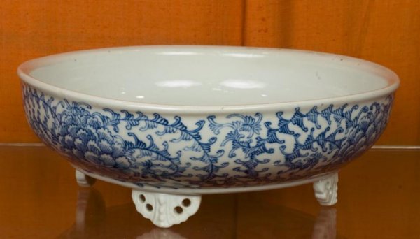 Antique Chinese Thai market blue-and-white dish: Antique Chinese Thai market blue-and-white dish, 19th/20th Century, the shallow bowl raised on 3 pierced feet, 3.5"h x 10.5"dia. Provenance: The Doris Duke Foundation