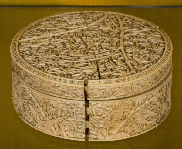 Antique Chinese carved ivory nested box: Antique Chinese carved ivory nested box, Qing Dynasty, 19th Century, possibly Southeast Asian, circular in shape with all-over bamboo and crane motif opening to (4) interior fitted boxes of similar de
