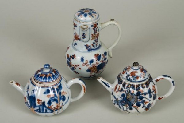 (3) antique Chinese Export porcelain Imari teapots: (3) antique Chinese Export porcelain Imari teapots, Qing Dynasty, probably Kangxi and Jiaqing Periods, with underglaze blue and overglaze red decoration, two of pumpkin form, largest: 6"h x 4.5"w, sma