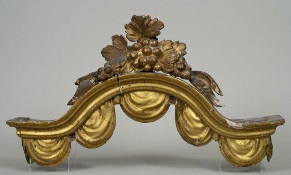 Italian Baroque carved and giltwood cornice or bed: Italian Baroque carved and giltwood cornice or bed corona, 18/19th century, the molded arch with fruit cresting and drapery apron, 18"h x 26"l x 6"d