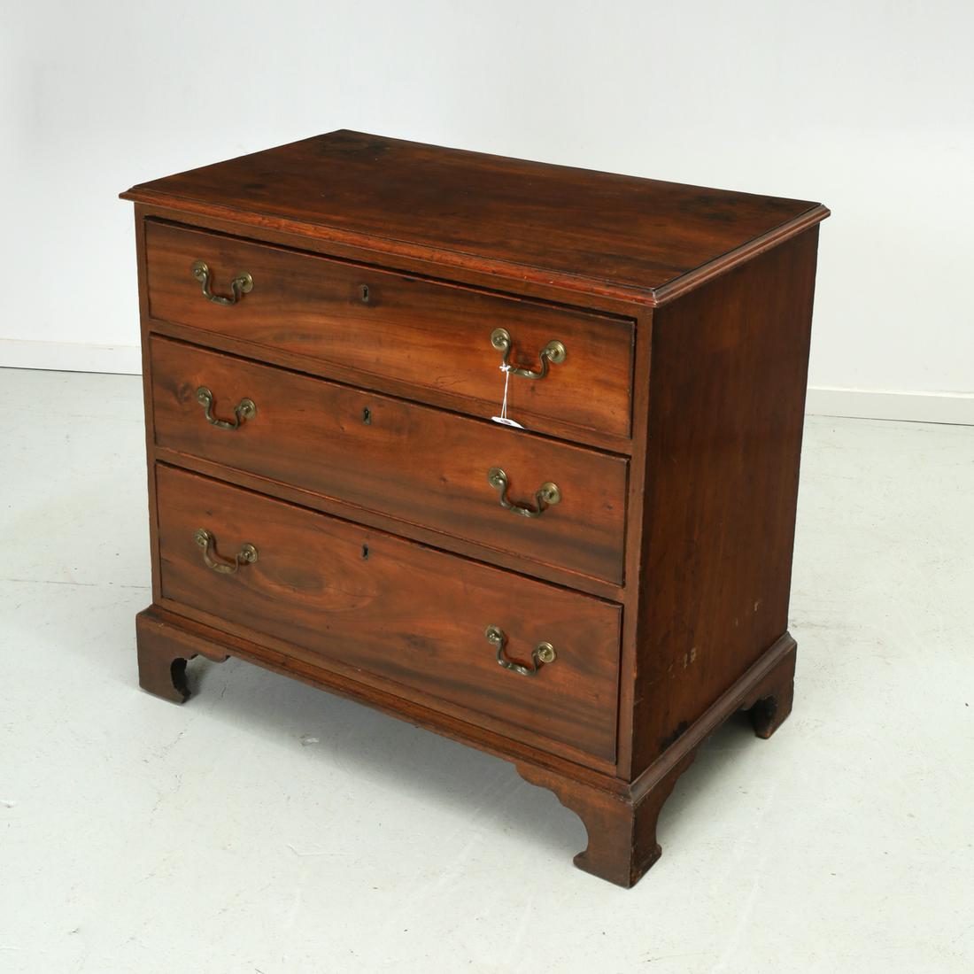 Antique American bachelor's chest of drawers (1 of 5)