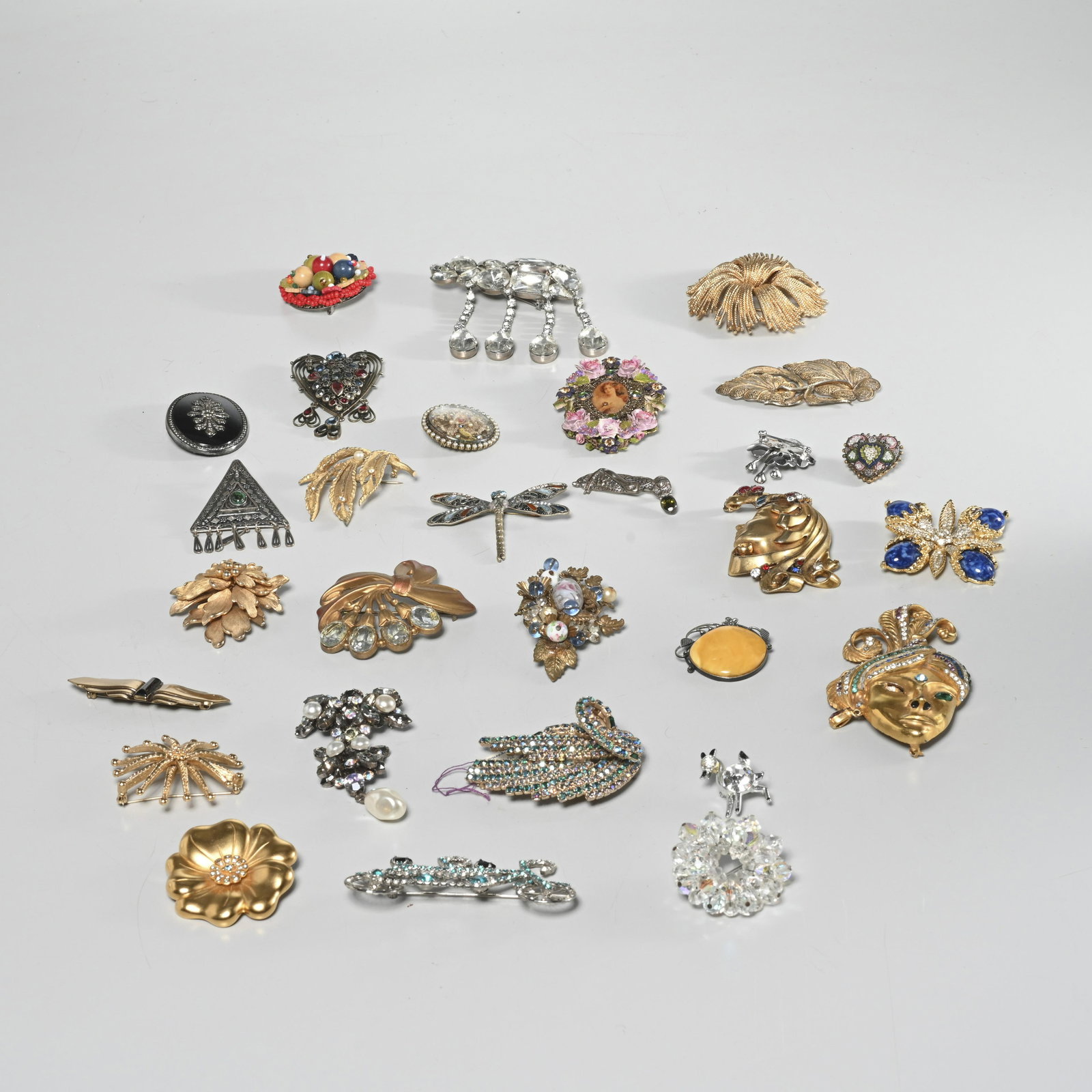 Nice collection costume brooches, incl. signed (1 of 10)