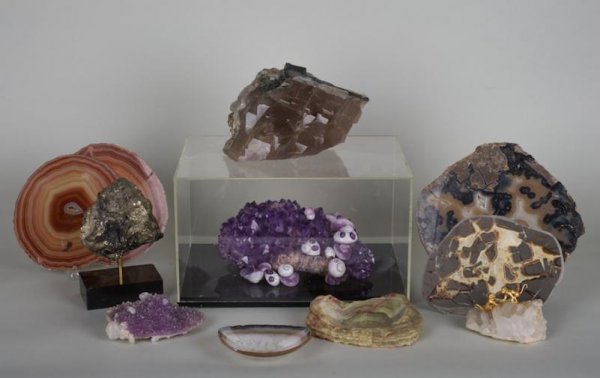 Collection mineral specimens and geodes: Collection mineral specimens and geodes, Approx. (8) pieces, largest: 9.5"l