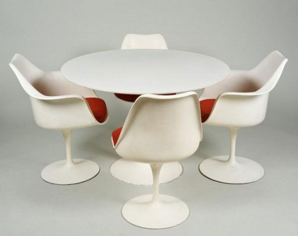 Eero Saarinen for Knoll Tulip dining table and ch: Eero Saarinen for Knoll Tulip dining table and chairs, 20th century, incl. (1) table, (2) armchairs and (2) side chairs, table: 28.5"h x 42"dia.