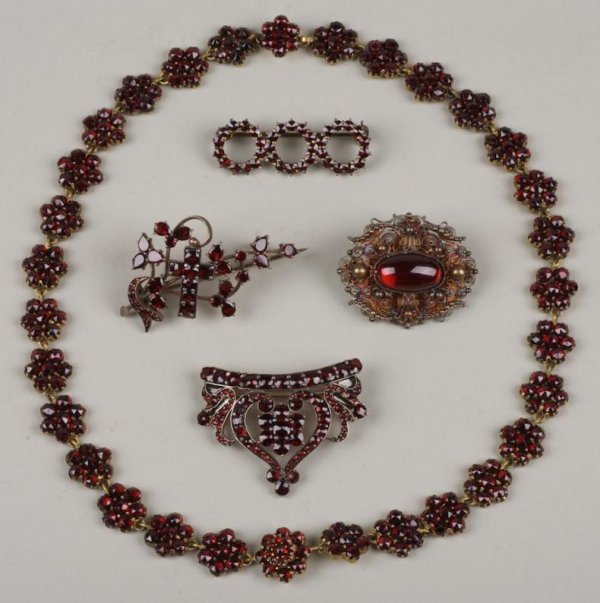 Group Victorian and Edwardian garnet jewelry: Group Victorian and Edwardian garnet jewelry, 19th/20th century, (4) pieces, largest: 15.5"
