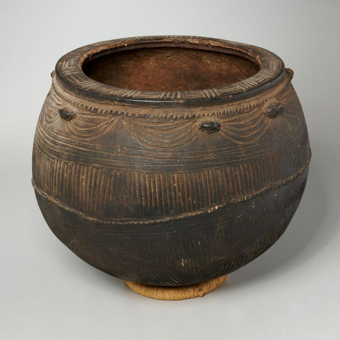Nupe Peoples, large terracotta pot (1 of 5)