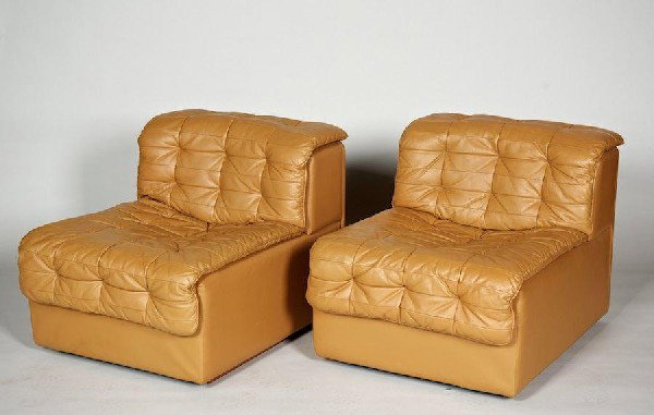 Pair Modernist caramel leather chairs by DeSede: Pair Modernist caramel leather chairs by DeSede, 20th c., 24.5"h x 25"w x 30.5"d