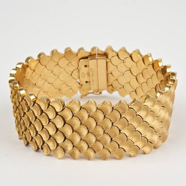 18K gold scale link bracelet by M. Buccellati: 18K gold scale link bracelet by M. Buccellati, 20th c., signed and hallmarked, approx. 7.5"l x 1"w, approx. 58.7 dwt. Provenance: Property from a Summit, NJ Estate