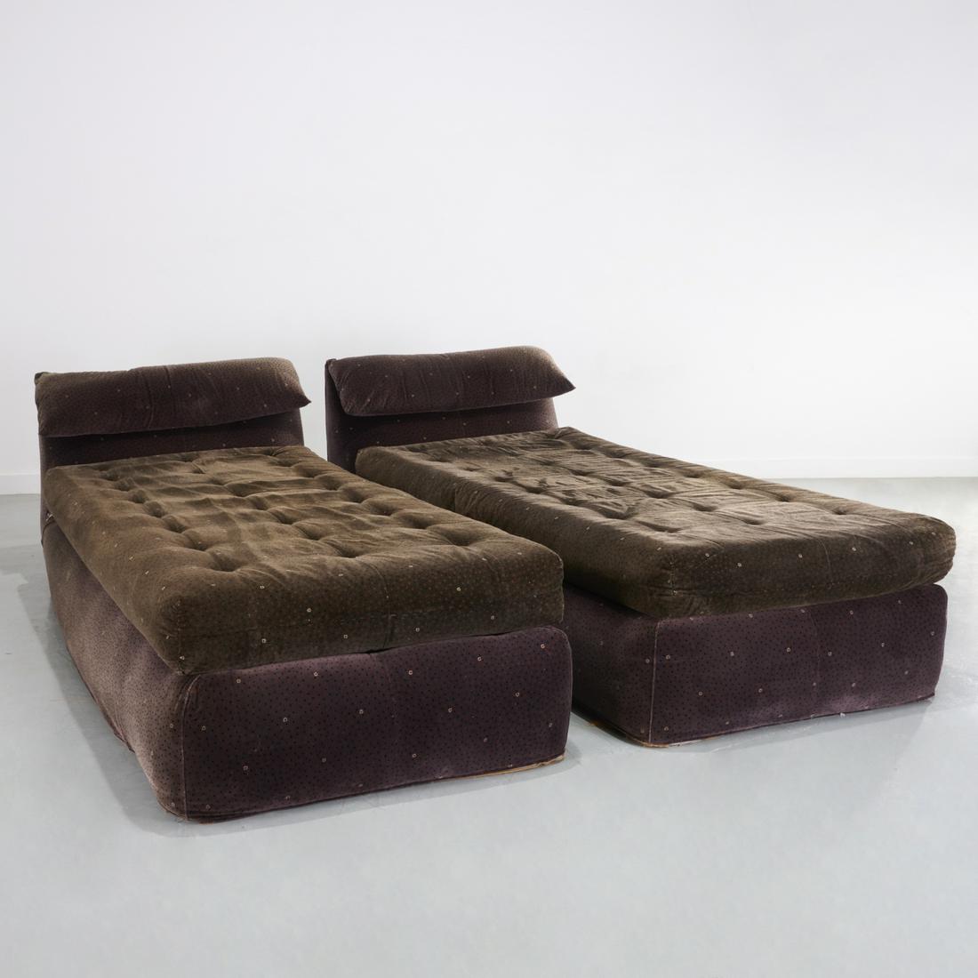Mario Bellini, pair 'Le Bambole' daybeds: Mario Bellini, pair 'Le Bambole' daybeds, c. 1970s, Italy, button tufted cotton velvet, with loose top cushions, B&B Italia label to underside, includes approx. 2 yards of additional fabric, 29"h x 89