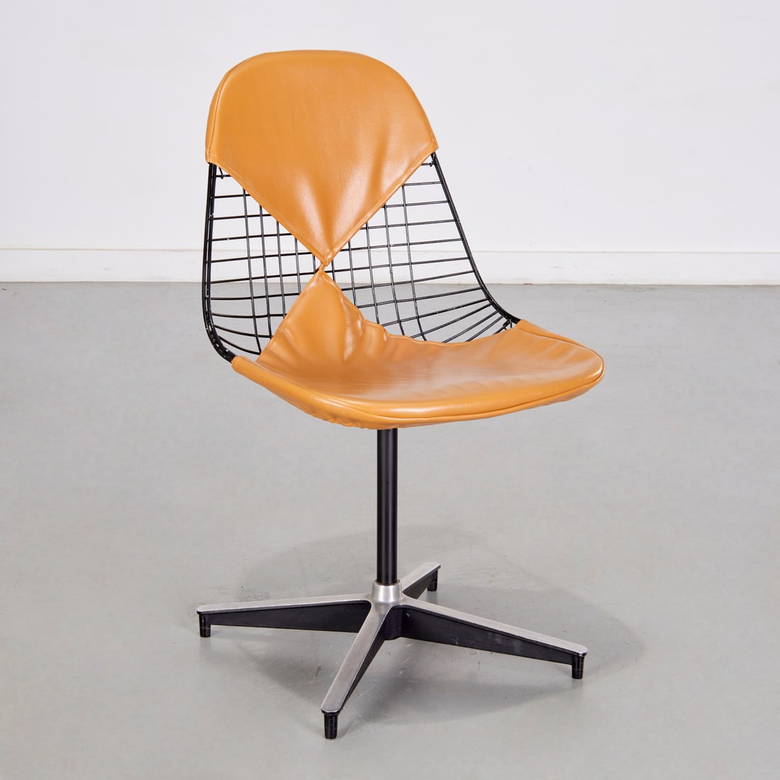 Herman Miller 'Bikini' swivel chair (1 of 5)