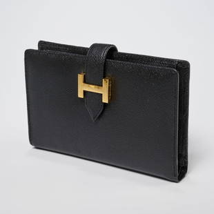 Hermes Noir calfskin Bearn wallet: Hermes Noir calfskin Bearn wallet, 20th c. Made in France, with gold plate "H" tab closure, opening to (5) card slots, photo flap & snap closure change purse, with open top compartment, Hermes