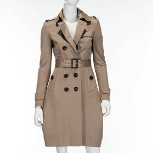 Burberry belted trench coat, modelo 608: Burberry belted trench coat, modelo 608, 2008/2009, Made in Italy, 100% combed cotton, with epaulets, (2) button pockets, fully lined in signature print, size XS, approx. 33"b, 15.5"sh, 24"sl, 39"l 