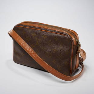 Louis Vuitton monogram canvas crossbody handbag: Louis Vuitton monogram canvas crossbody handbag, 20th c., pochette with zipper top closure, adjustable shoulder bag, interior with one zipper pocket, approx. 5.5"h, 9"w Provenance: A Private Collectio