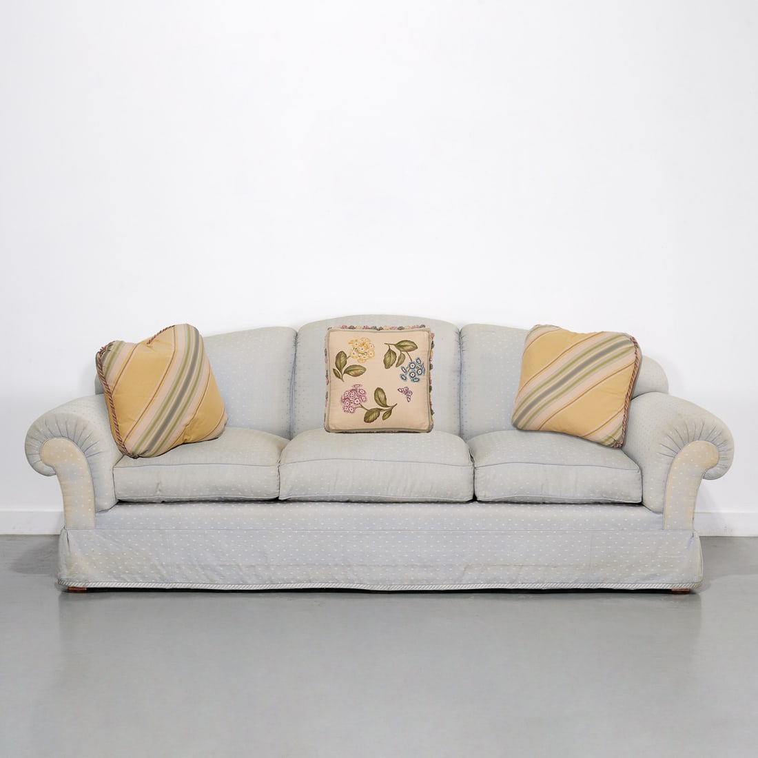 Mario Buatta, silk sofa, Barbara Walters Coll. (1 of 10)