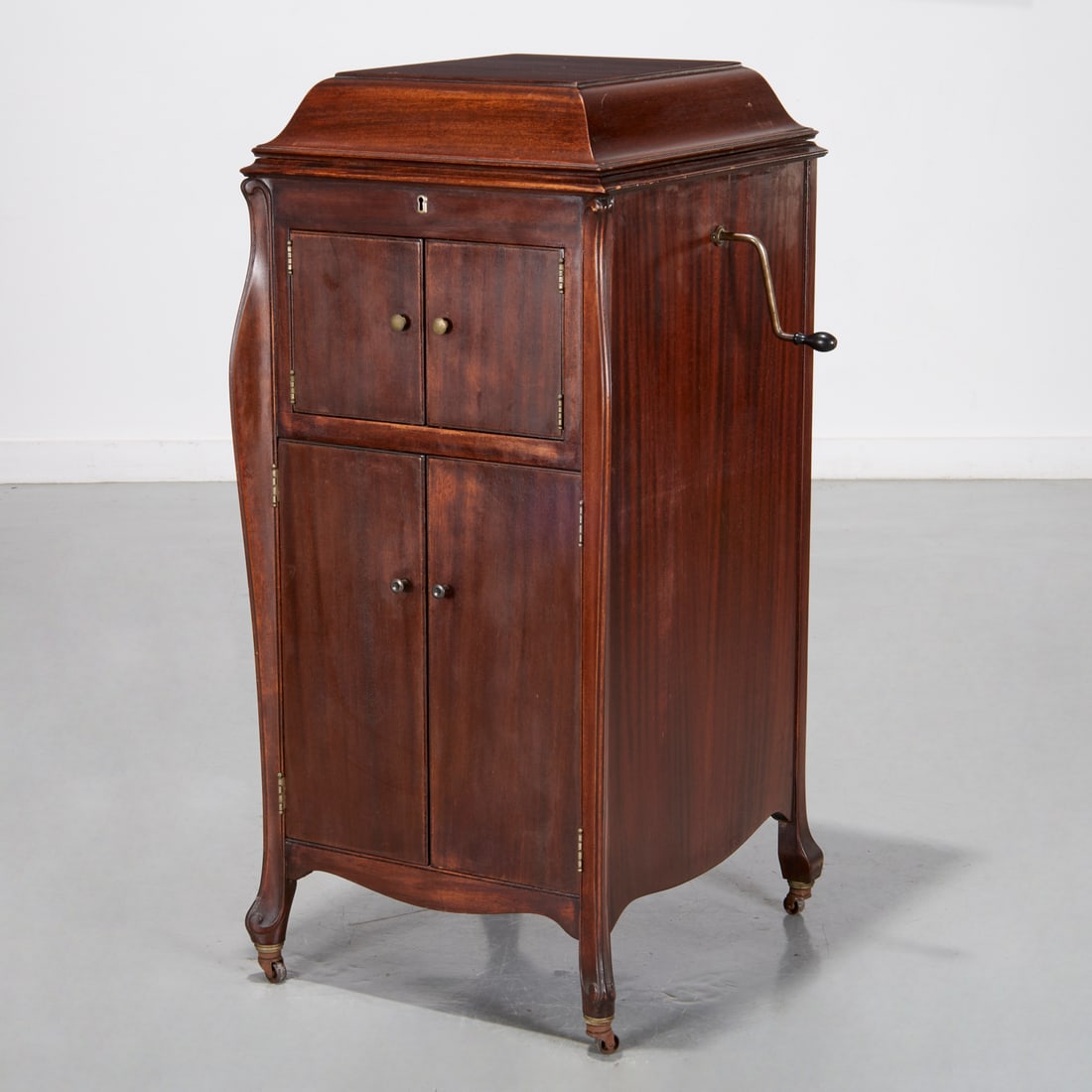 Victor Victrola mahogany floor model phonograph (1 of 7)