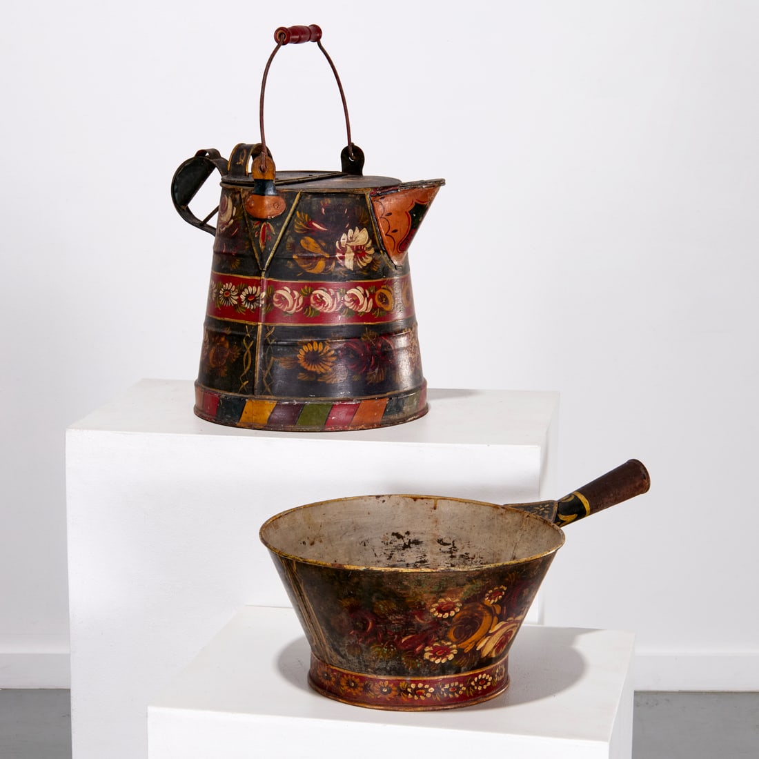 Large painted tole Bargeware water can & scoop (1 of 8)