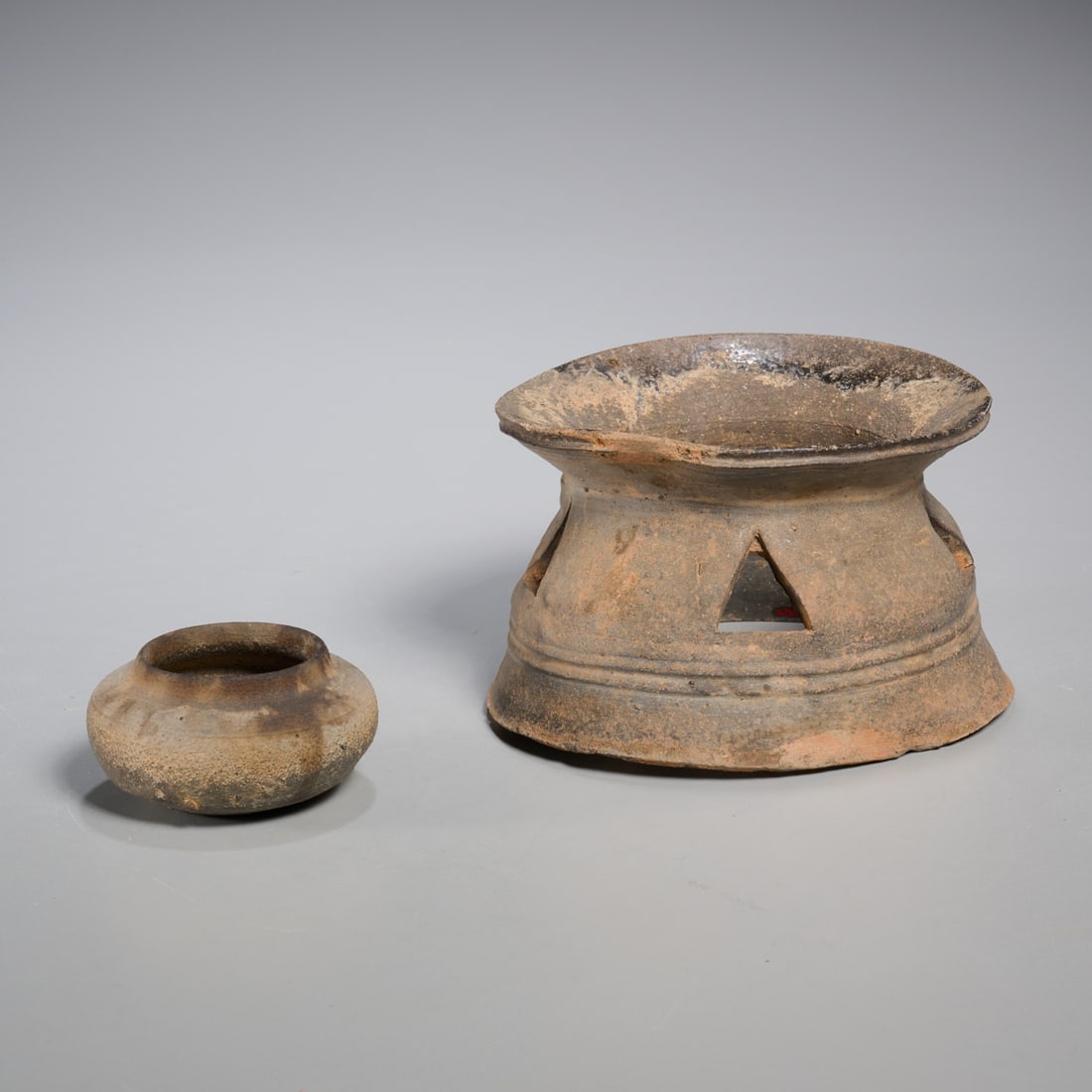 Korean ceremonial stand & jar, ex museum (1 of 6)