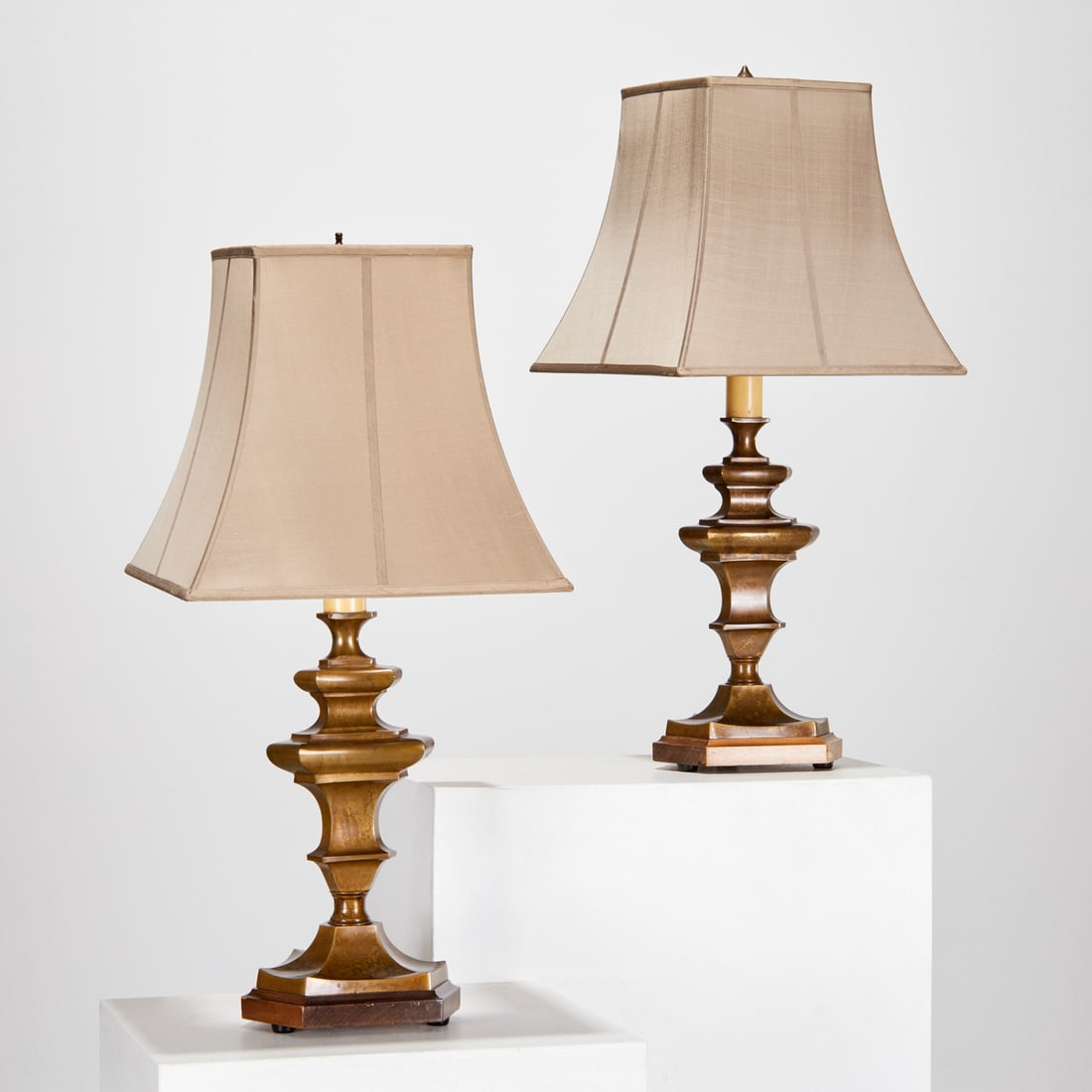 Pair large Carlos de la Puente, NY bronze lamps (1 of 9)