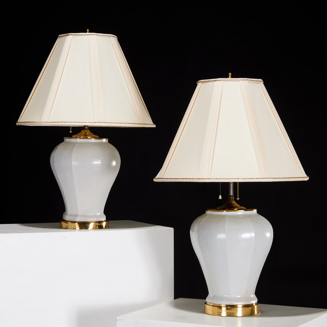 Pair monochrome white ceramic lamps (1 of 7)