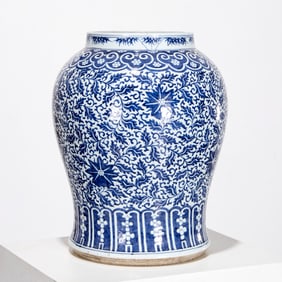 Large Chinese blue and white porcelain jar