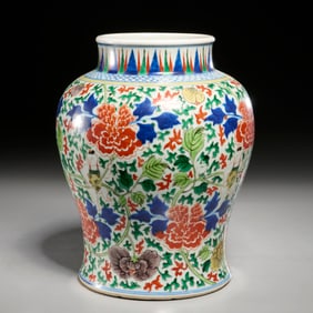 Antique Chinese Wucai porcelain jar